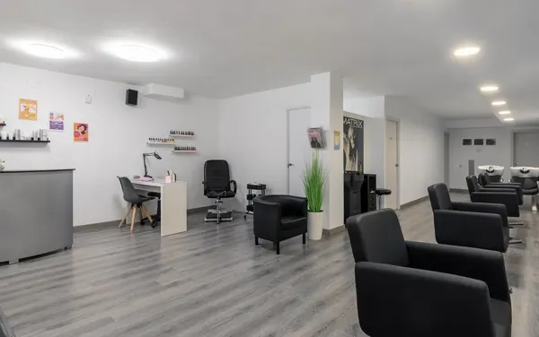 Recepción y zona de espera del salón Aqua