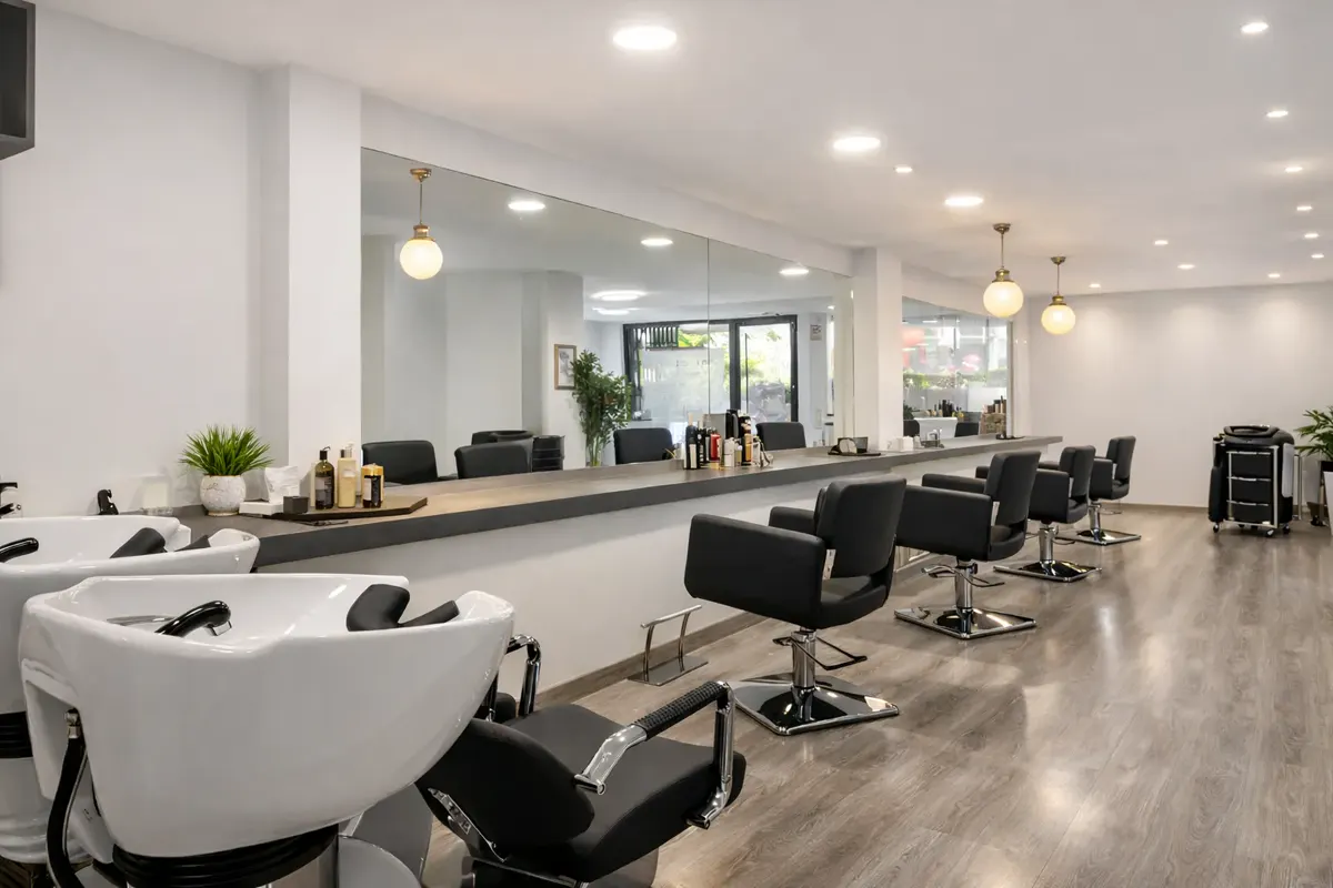 Interior del salón de peluquería y estética Aqua en Sant Feliu de Llobregat